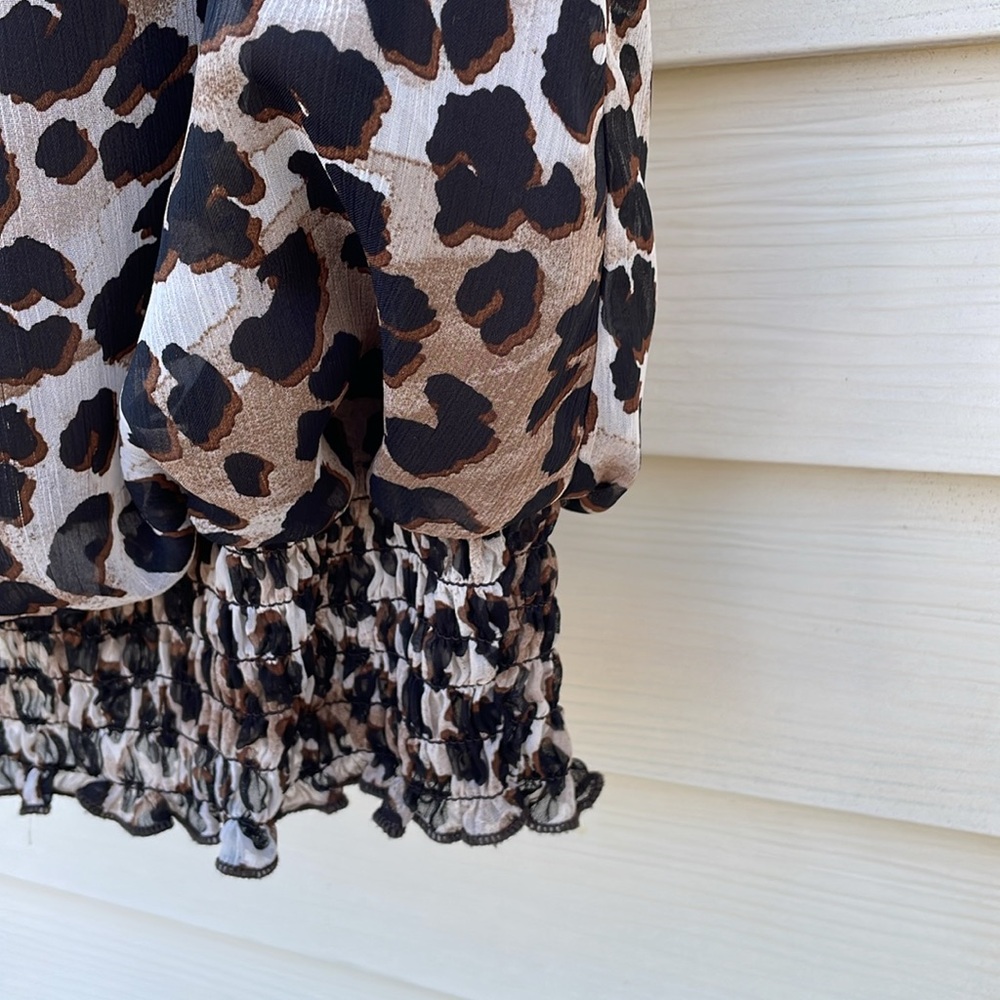 Leopard Print Sleeveless Blouse - Picture 4 of 6